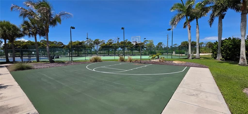 Active With Contract: $199,000 (2 beds, 2 baths, 903 Square Feet)
