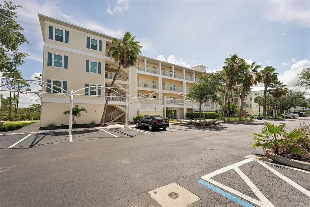 Active With Contract: $199,000 (2 beds, 2 baths, 903 Square Feet)
