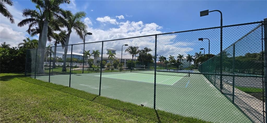 Active With Contract: $199,000 (2 beds, 2 baths, 903 Square Feet)