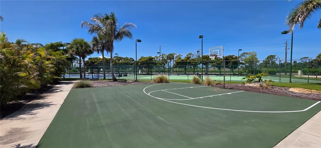 Active With Contract: $199,000 (2 beds, 2 baths, 903 Square Feet)
