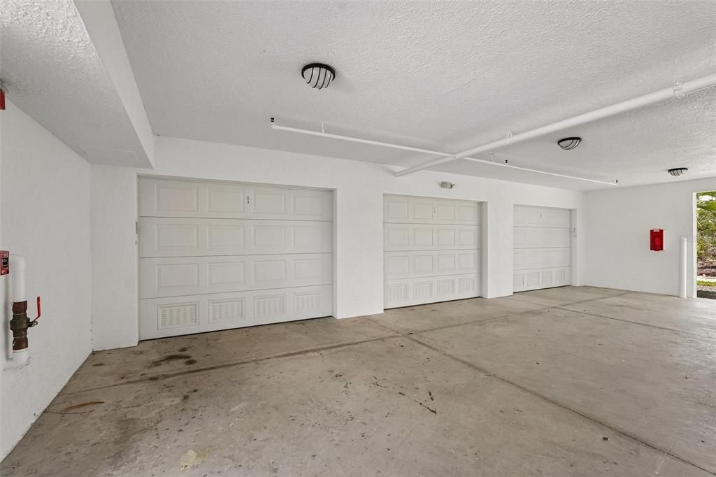 Active With Contract: $199,000 (2 beds, 2 baths, 903 Square Feet)