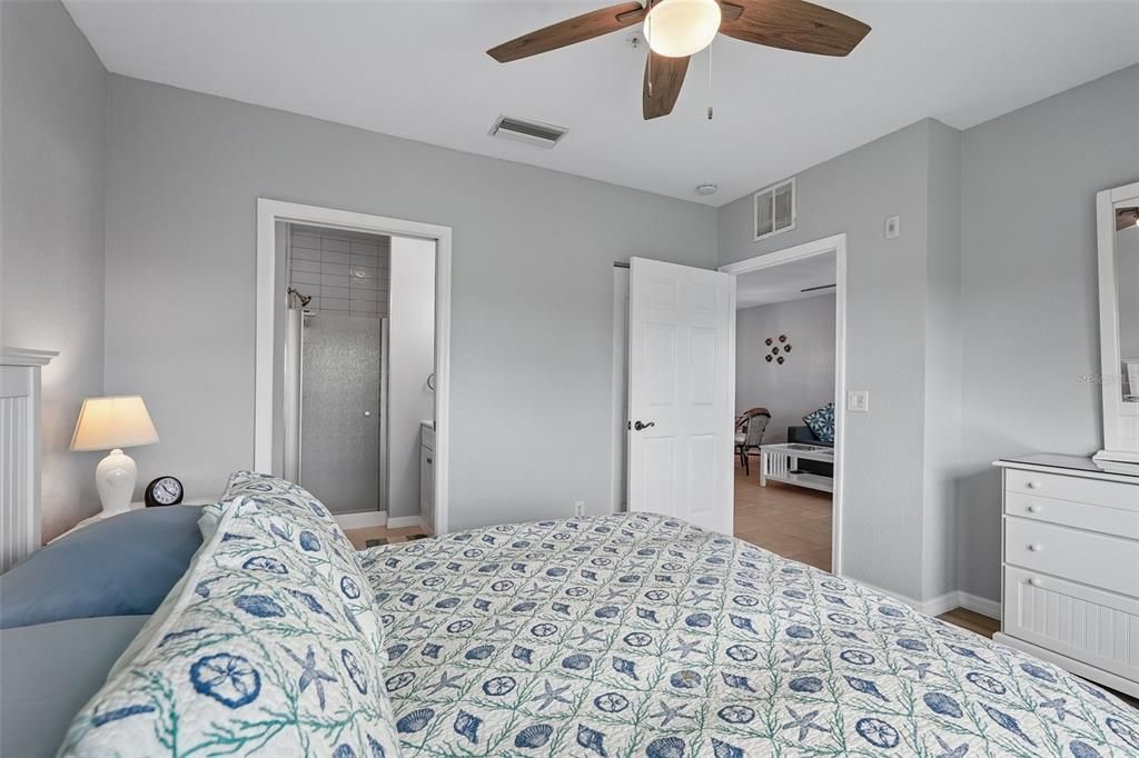 Active With Contract: $199,000 (2 beds, 2 baths, 903 Square Feet)