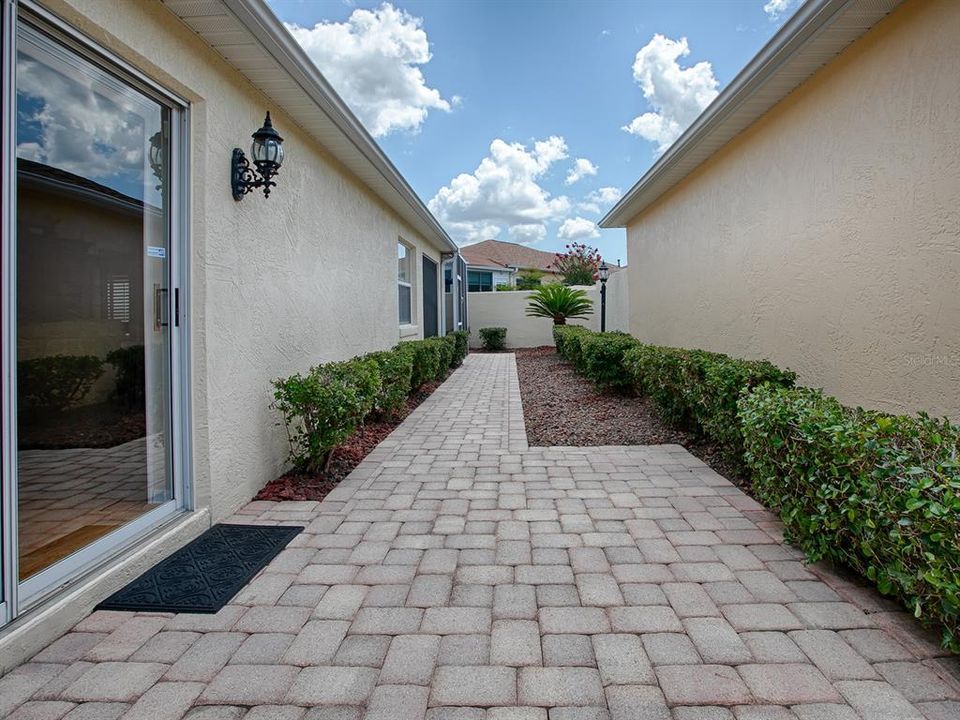 For Rent: $2,350 (2 beds, 2 baths, 1102 Square Feet)