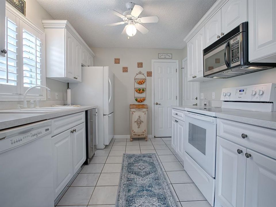 For Rent: $2,350 (2 beds, 2 baths, 1102 Square Feet)