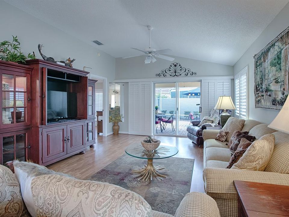 For Rent: $2,350 (2 beds, 2 baths, 1102 Square Feet)