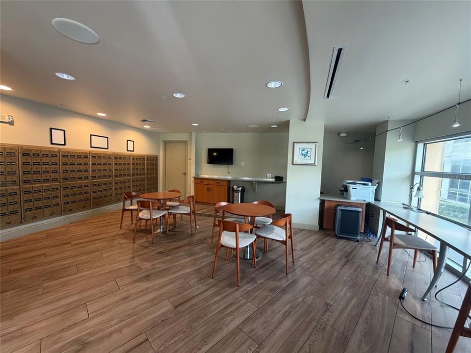 For Sale: $214,900 (1 beds, 1 baths, 797 Square Feet)