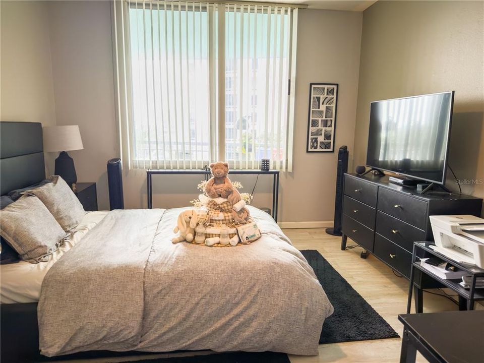 For Sale: $214,900 (1 beds, 1 baths, 797 Square Feet)