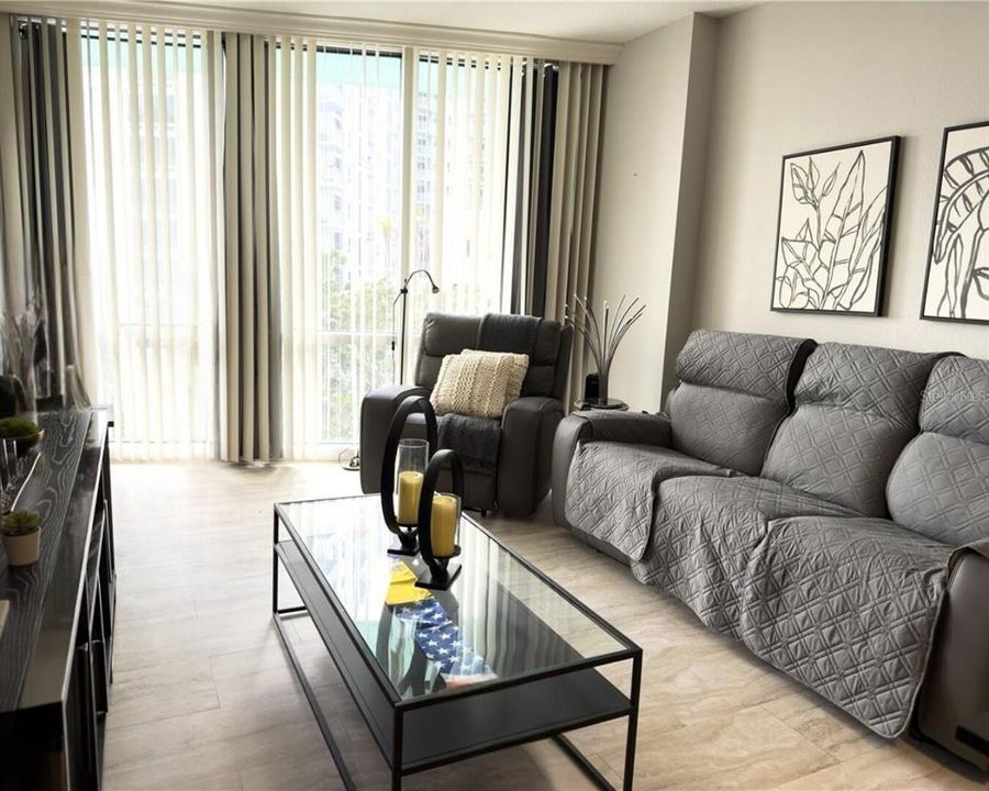 For Sale: $214,900 (1 beds, 1 baths, 797 Square Feet)