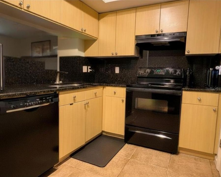For Sale: $214,900 (1 beds, 1 baths, 797 Square Feet)
