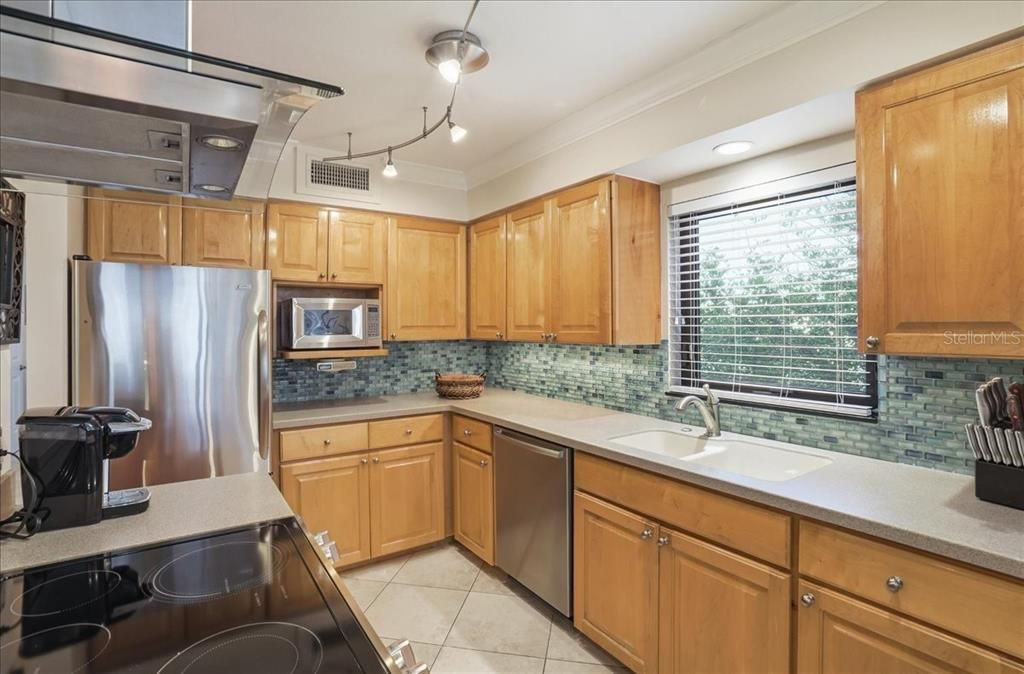 На продажу: $875,000 (2 спален, 2 ванн, 1281 Квадратных фут)