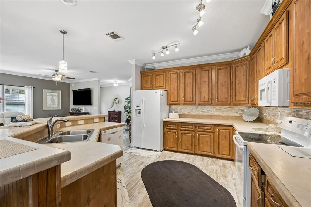 For Sale: $600,000 (2 beds, 2 baths, 1646 Square Feet)
