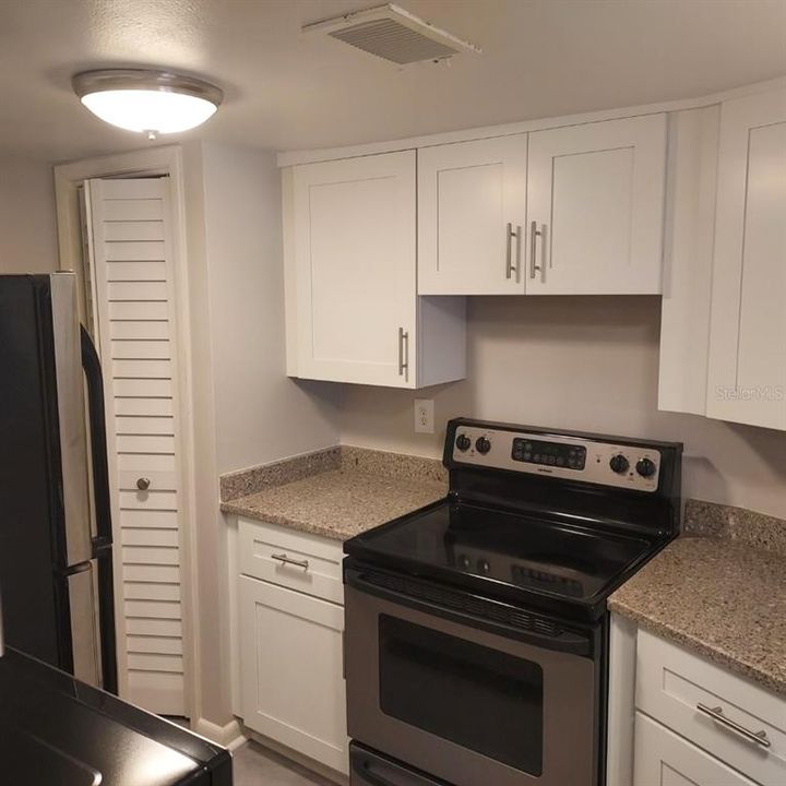 На продажу: $139,000 (2 спален, 2 ванн, 912 Квадратных фут)