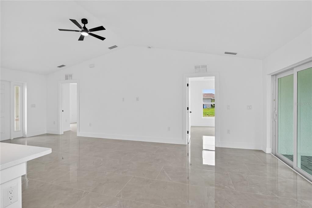 На продажу: $339,900 (4 спален, 3 ванн, 1684 Квадратных фут)