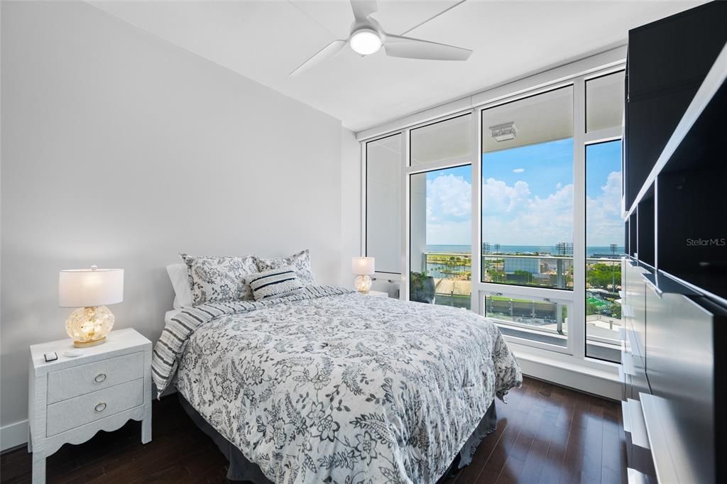 For Sale: $925,000 (2 beds, 2 baths, 1018 Square Feet)