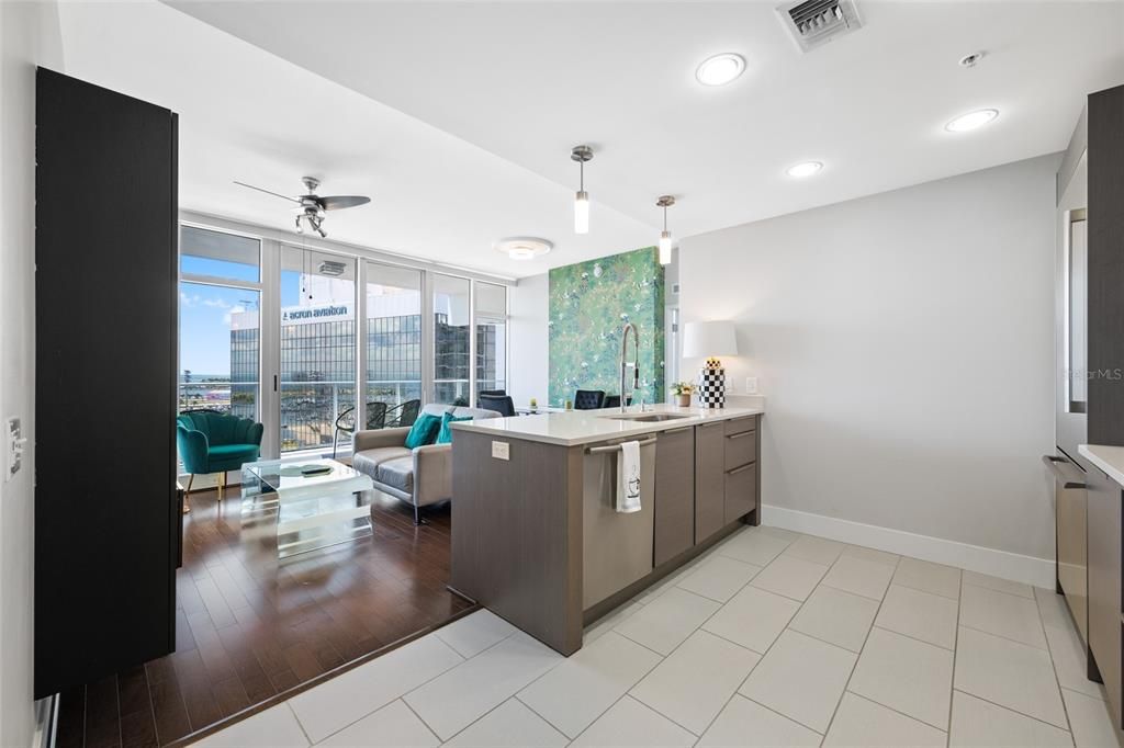 For Sale: $925,000 (2 beds, 2 baths, 1018 Square Feet)