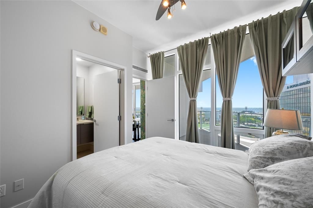 For Sale: $925,000 (2 beds, 2 baths, 1018 Square Feet)