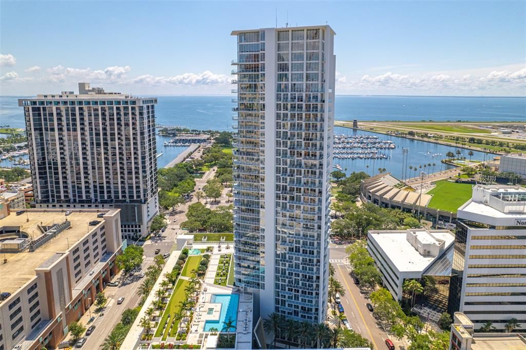 For Sale: $925,000 (2 beds, 2 baths, 1018 Square Feet)