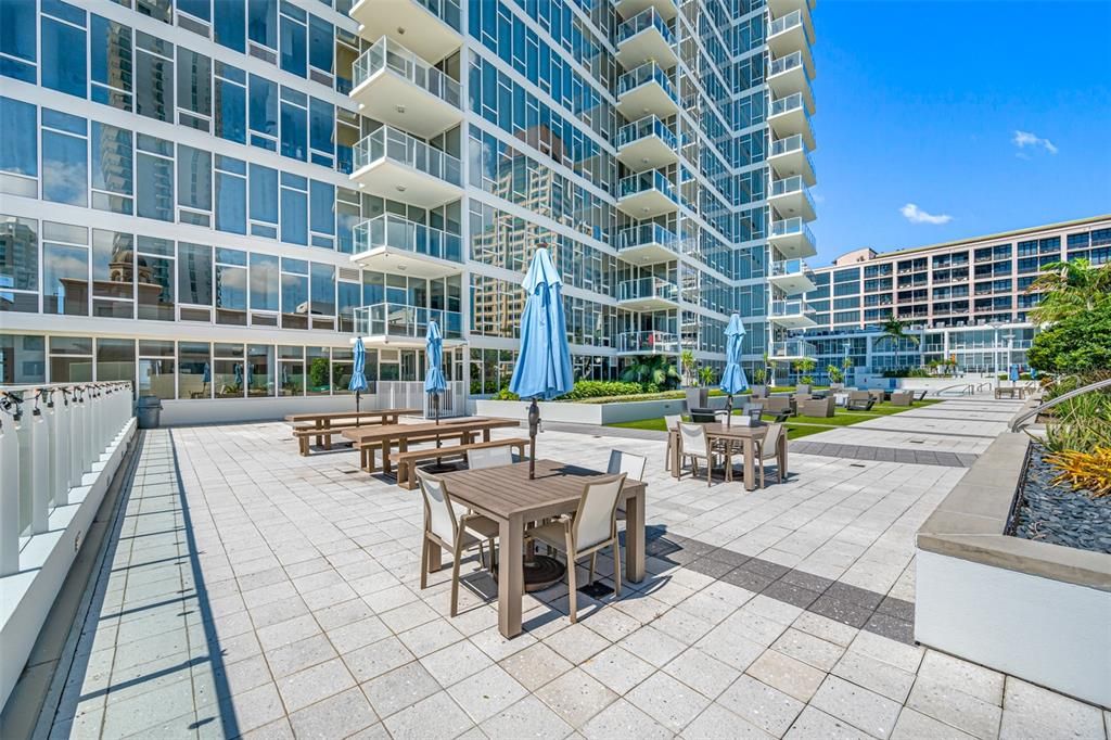 For Sale: $925,000 (2 beds, 2 baths, 1018 Square Feet)