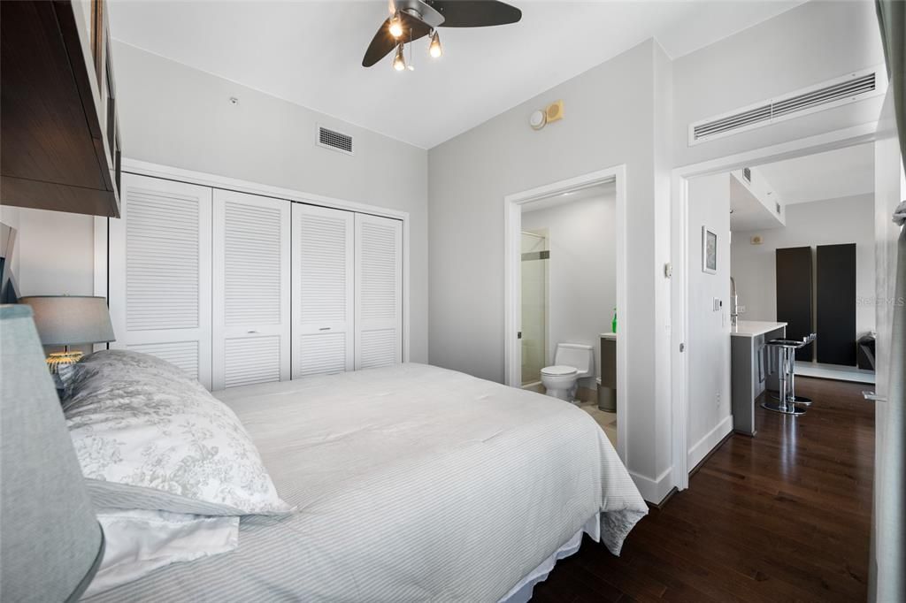 For Sale: $925,000 (2 beds, 2 baths, 1018 Square Feet)