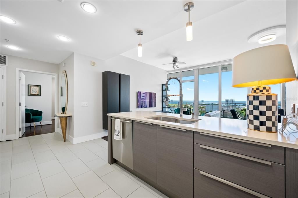 For Sale: $925,000 (2 beds, 2 baths, 1018 Square Feet)