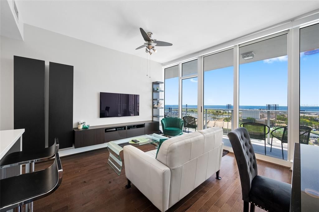 For Sale: $925,000 (2 beds, 2 baths, 1018 Square Feet)