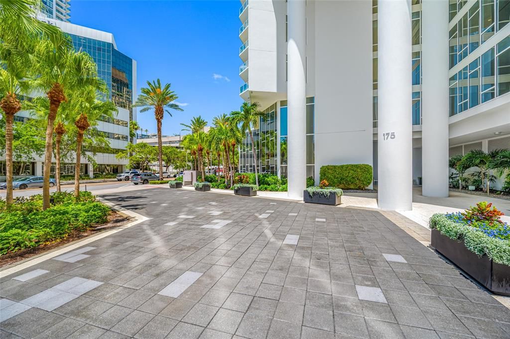 For Sale: $925,000 (2 beds, 2 baths, 1018 Square Feet)