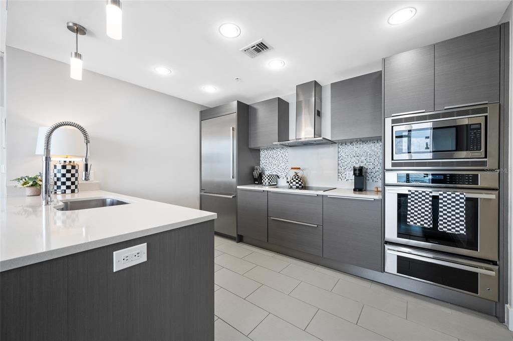 For Sale: $925,000 (2 beds, 2 baths, 1018 Square Feet)