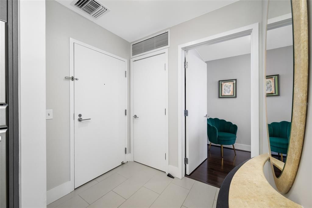 For Sale: $925,000 (2 beds, 2 baths, 1018 Square Feet)