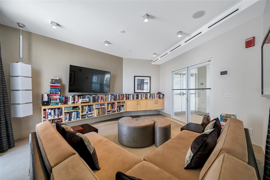 For Sale: $925,000 (2 beds, 2 baths, 1018 Square Feet)