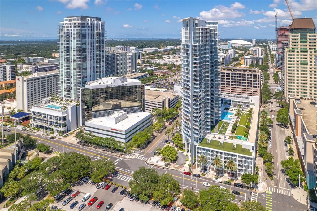 For Sale: $925,000 (2 beds, 2 baths, 1018 Square Feet)