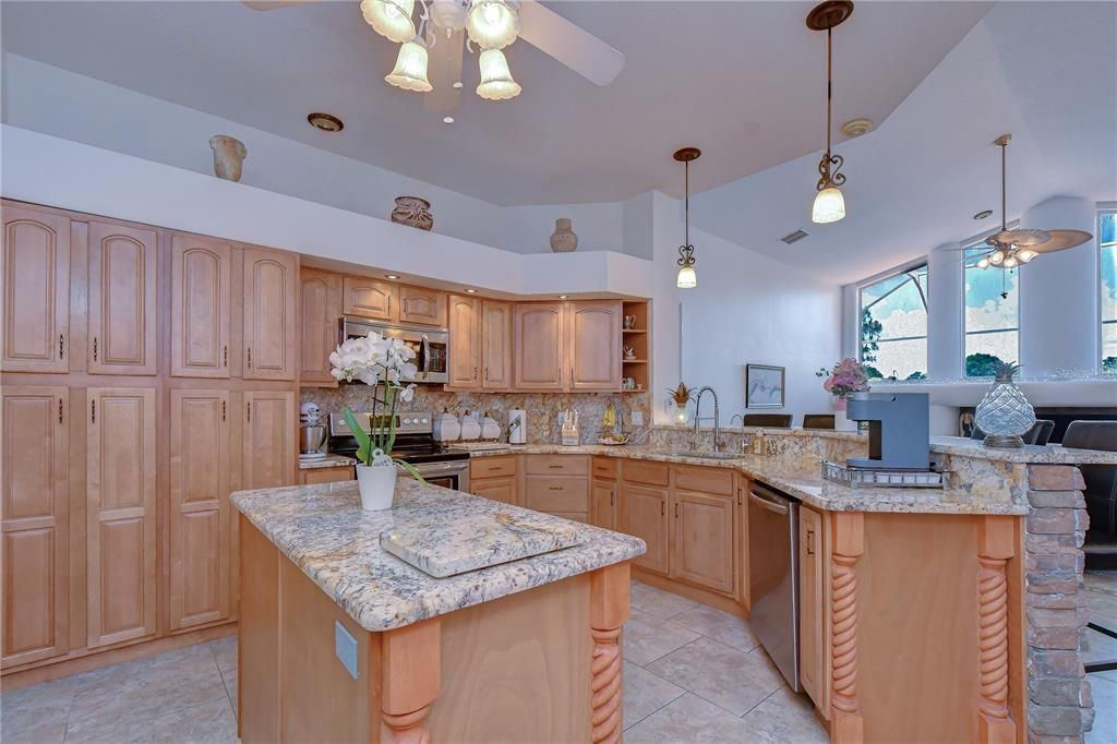 En Venta: $725,000 (4 camas, 3 baños, 2655 Pies cuadrados)