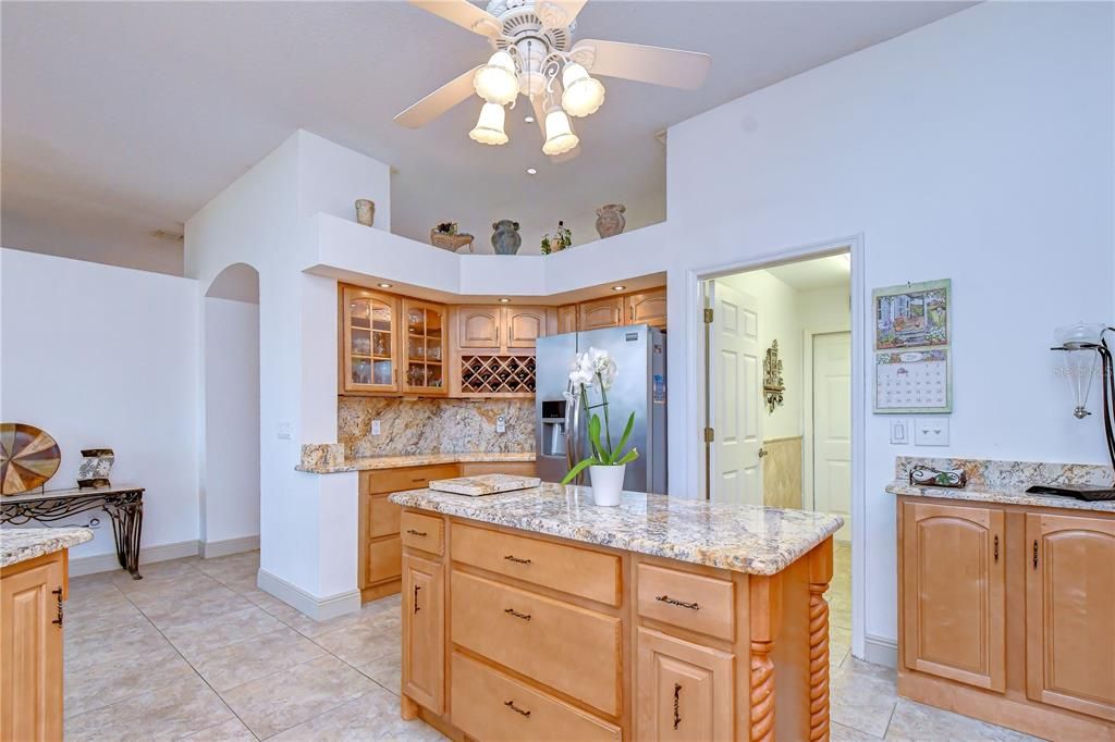 En Venta: $725,000 (4 camas, 3 baños, 2655 Pies cuadrados)
