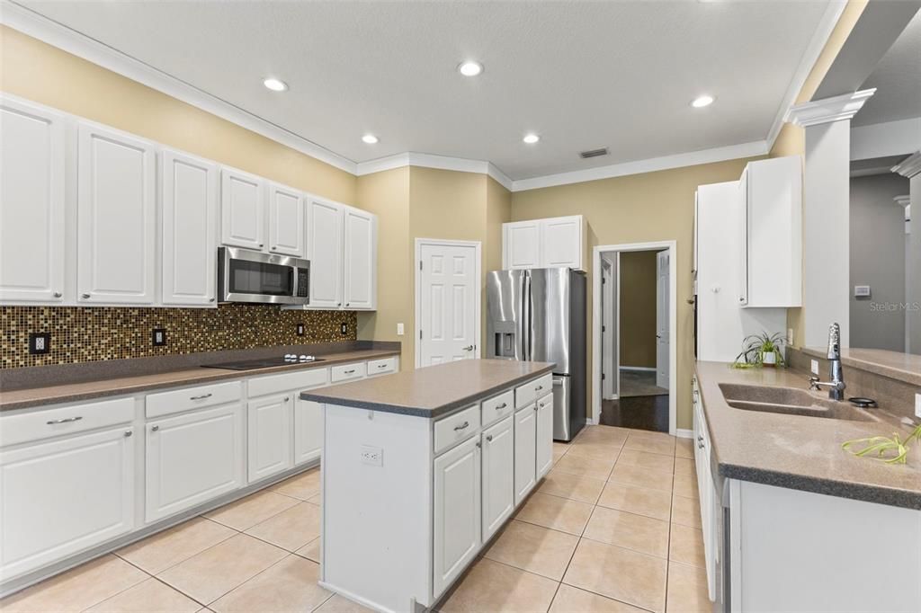 For Sale: $1,100,000 (5 beds, 3 baths, 4056 Square Feet)