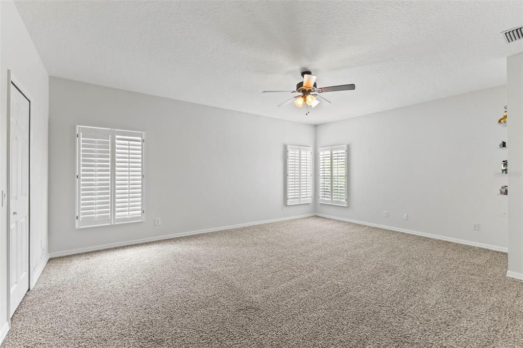 For Sale: $1,100,000 (5 beds, 3 baths, 4056 Square Feet)