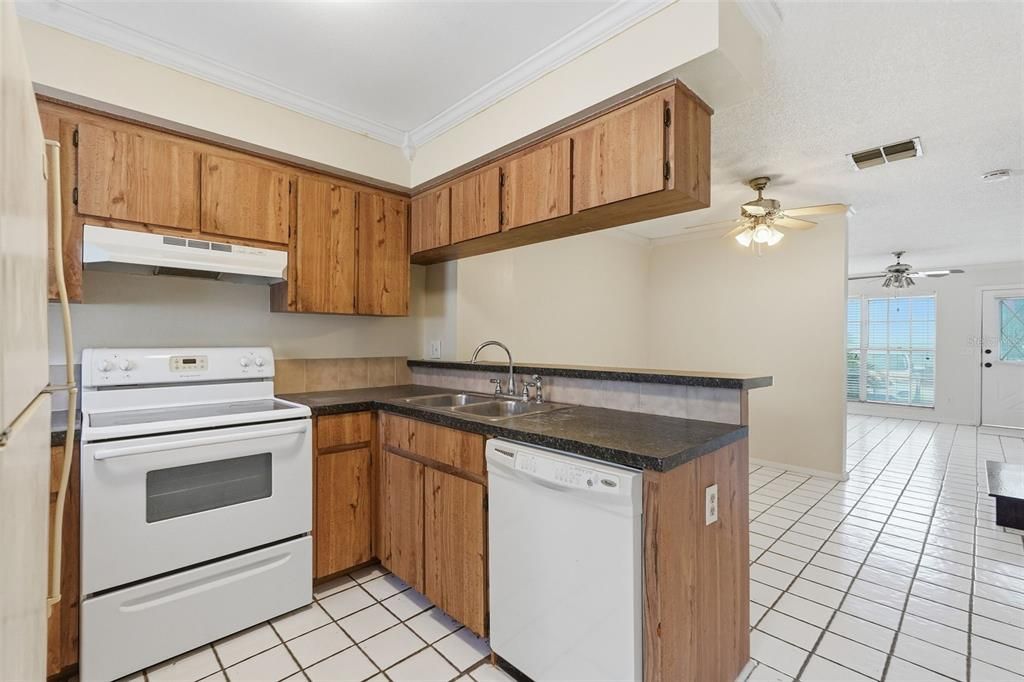 For Sale: $175,000 (2 beds, 2 baths, 1081 Square Feet)