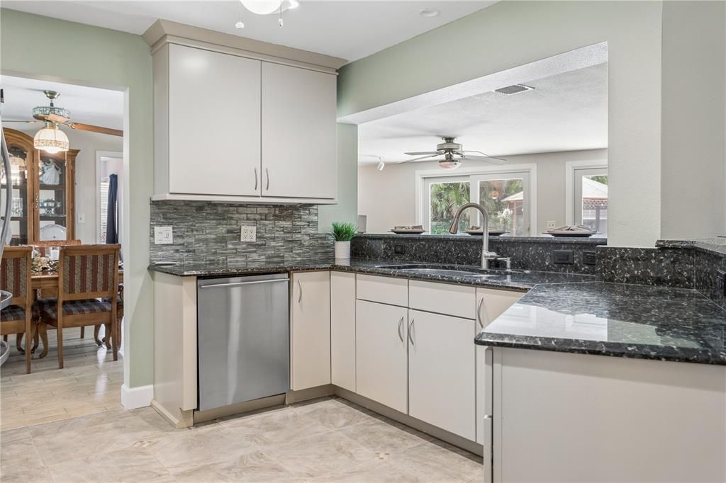 En Venta: $824,900 (4 camas, 3 baños, 2716 Pies cuadrados)