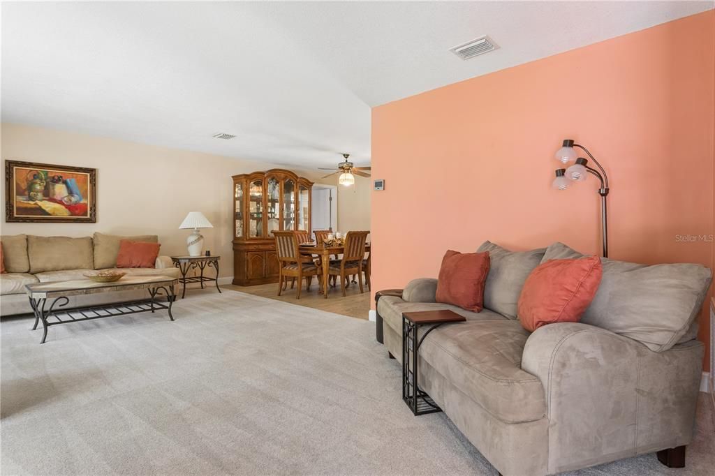 En Venta: $824,900 (4 camas, 3 baños, 2716 Pies cuadrados)