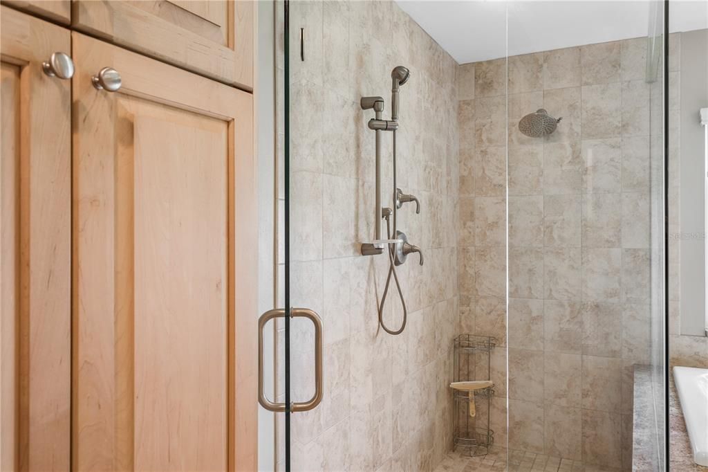 En Venta: $824,900 (4 camas, 3 baños, 2716 Pies cuadrados)