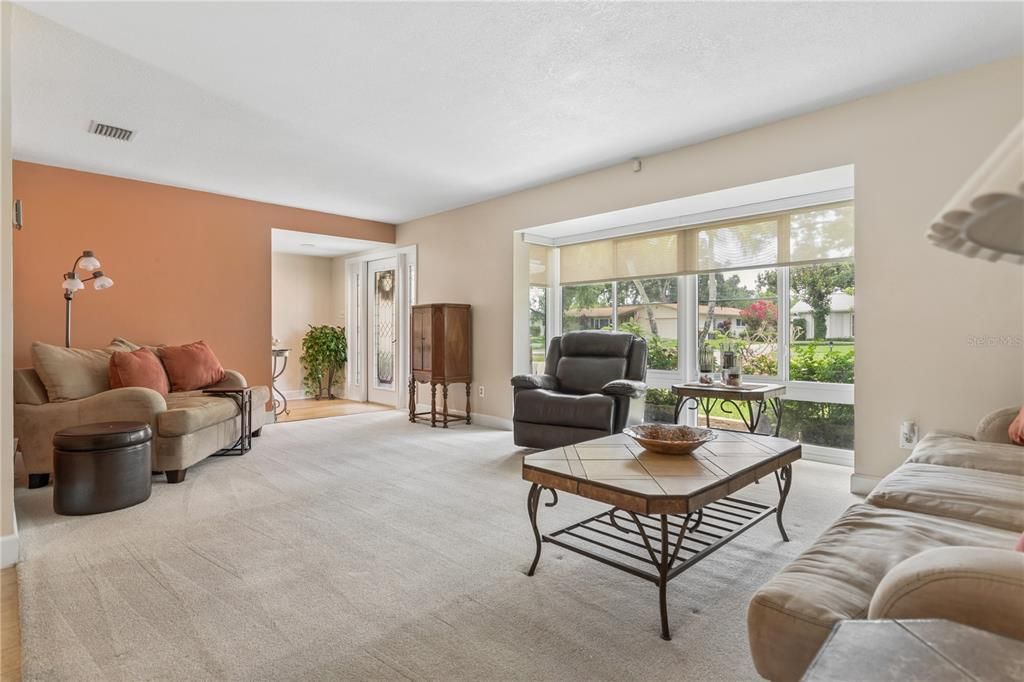 En Venta: $824,900 (4 camas, 3 baños, 2716 Pies cuadrados)