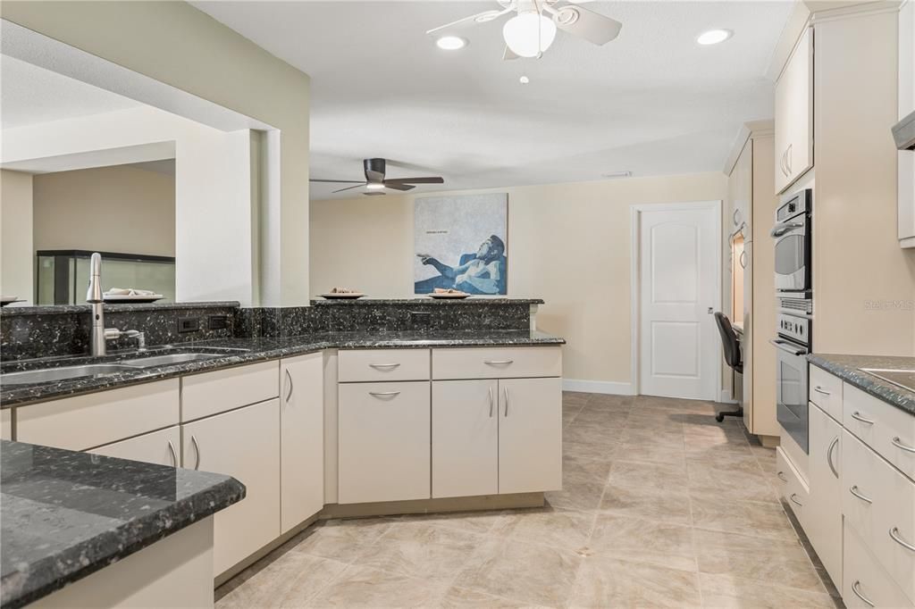 En Venta: $824,900 (4 camas, 3 baños, 2716 Pies cuadrados)