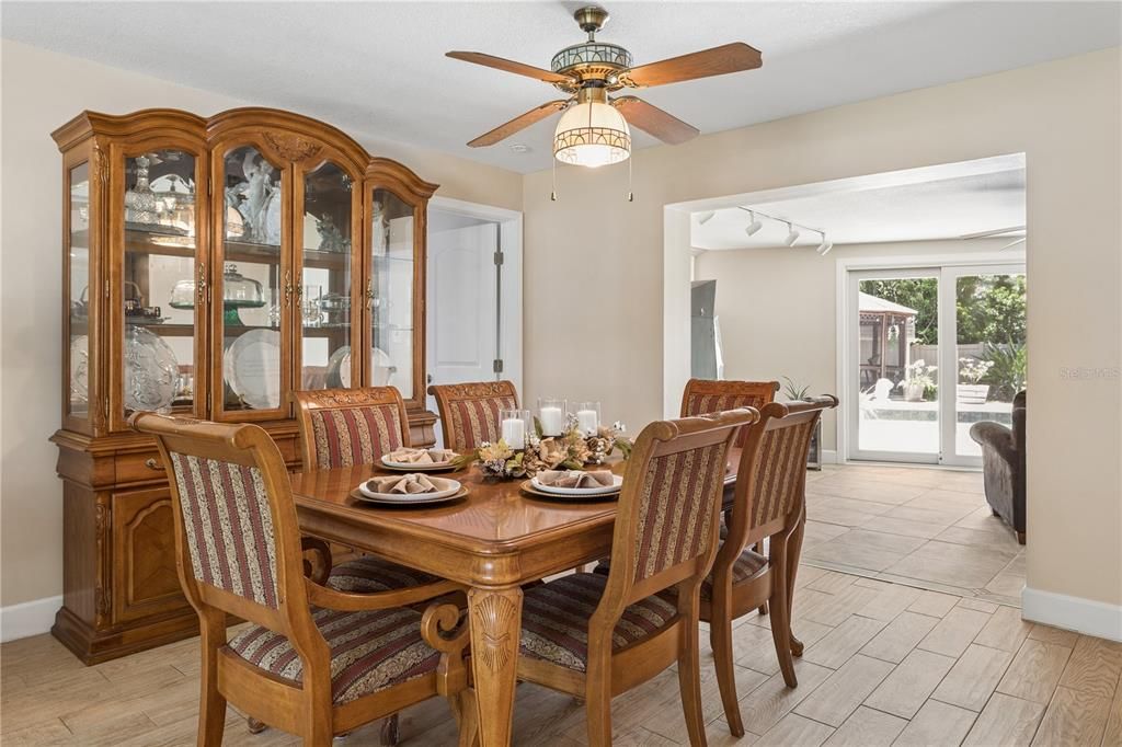 En Venta: $824,900 (4 camas, 3 baños, 2716 Pies cuadrados)