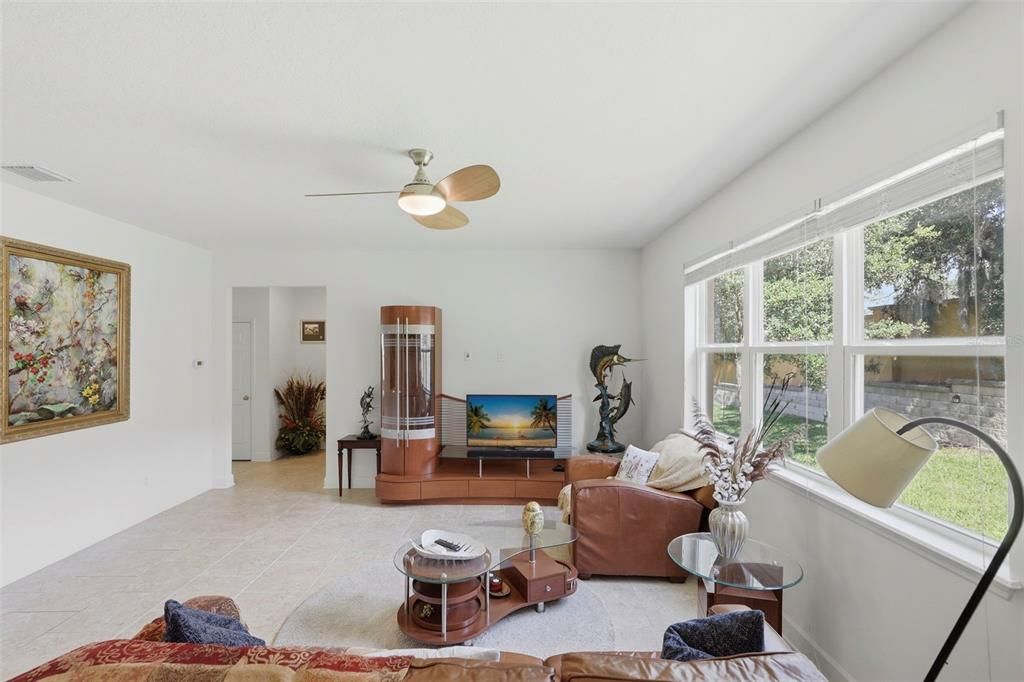Activo con contrato: $599,950 (6 camas, 3 baños, 3672 Pies cuadrados)
