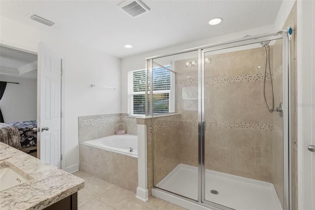 Activo con contrato: $599,950 (6 camas, 3 baños, 3672 Pies cuadrados)