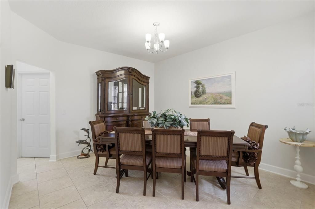 Activo con contrato: $599,950 (6 camas, 3 baños, 3672 Pies cuadrados)