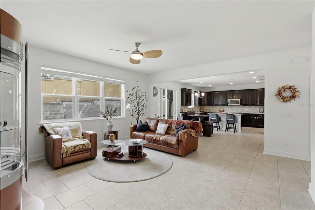 Activo con contrato: $599,950 (6 camas, 3 baños, 3672 Pies cuadrados)