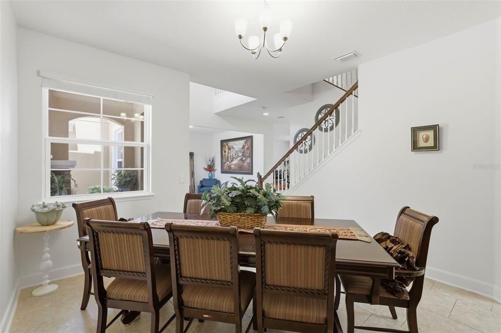 Activo con contrato: $599,950 (6 camas, 3 baños, 3672 Pies cuadrados)