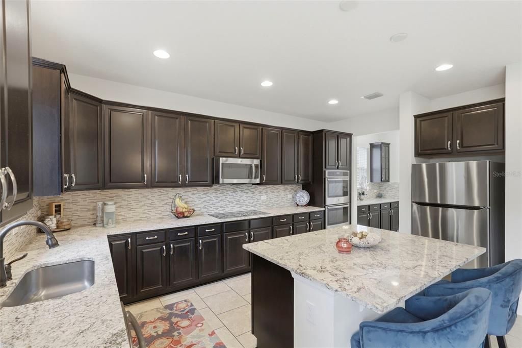 Activo con contrato: $599,950 (6 camas, 3 baños, 3672 Pies cuadrados)