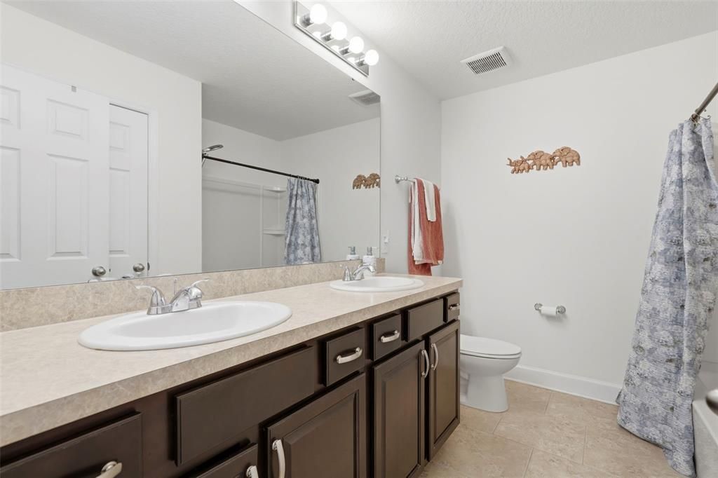 Activo con contrato: $599,950 (6 camas, 3 baños, 3672 Pies cuadrados)