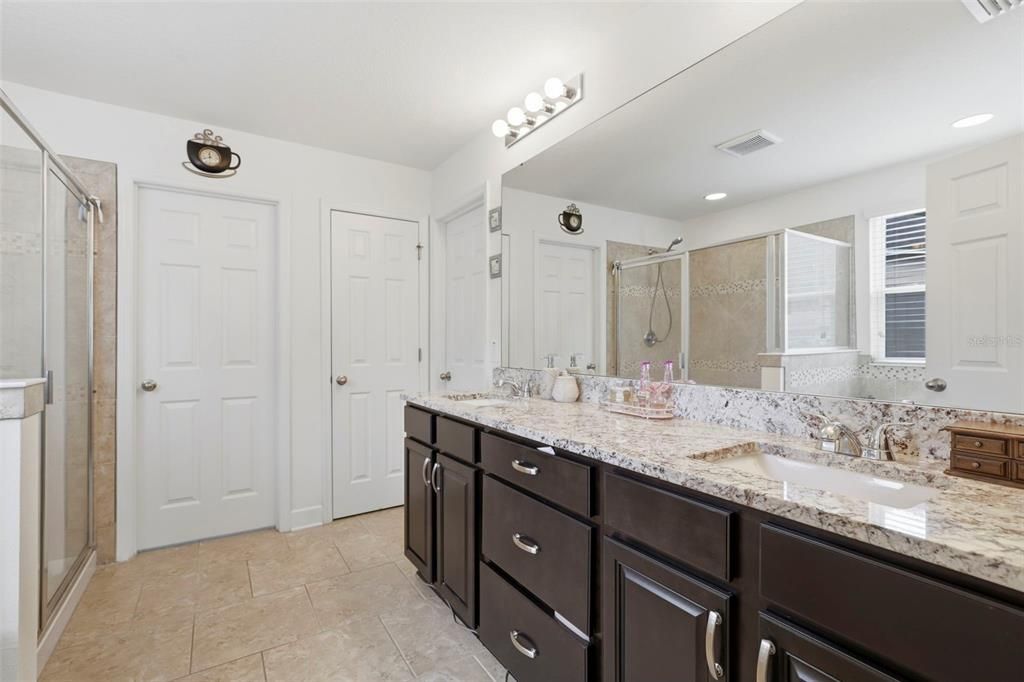 Activo con contrato: $599,950 (6 camas, 3 baños, 3672 Pies cuadrados)