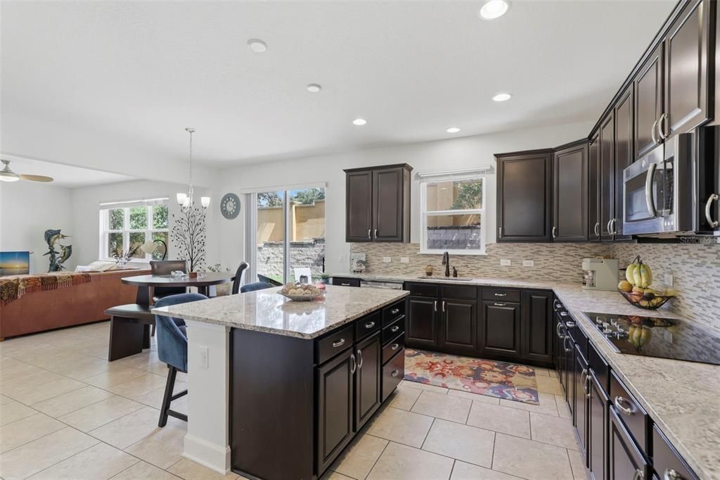 Activo con contrato: $599,950 (6 camas, 3 baños, 3672 Pies cuadrados)